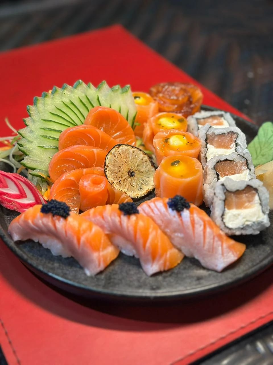 Seleção de sushi com salmão, camarão e acompanhamentos