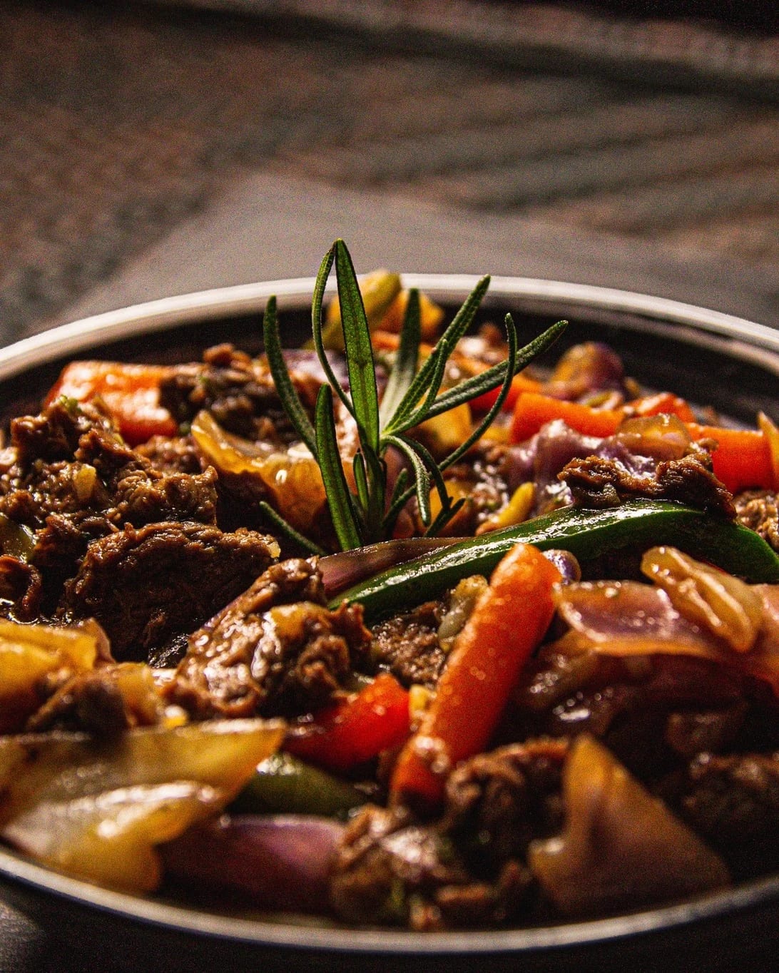 Carne salteada com pimentões e legumes do Hanzaki