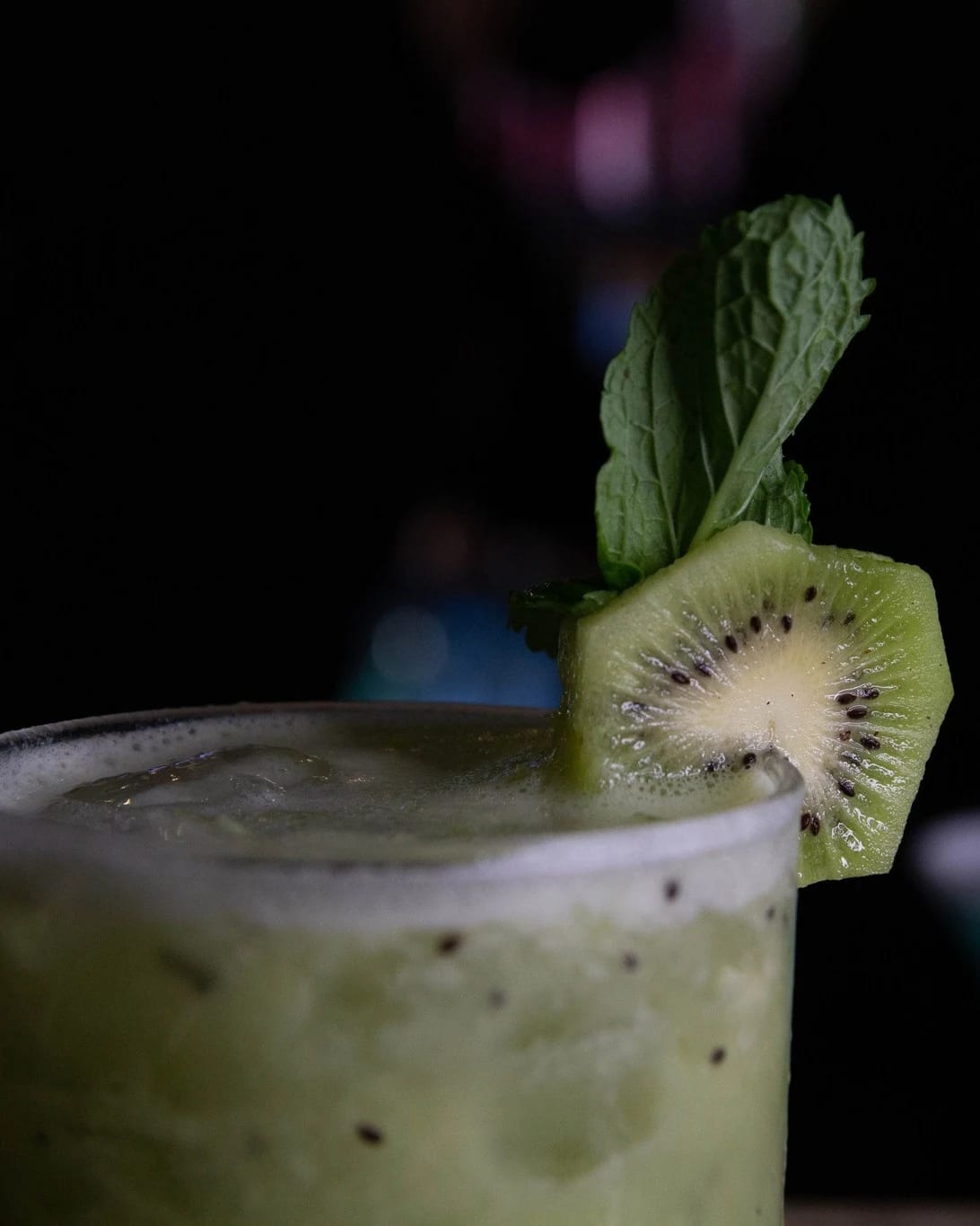 Drinque verde com limão servido no Hanzaki